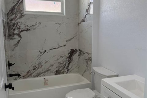 House in Saint Petersburg, Florida 3 bedrooms, 142.23 sq.m. № 1589982 - photo 18