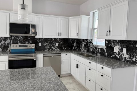 House in Saint Petersburg, Florida 3 bedrooms, 142.23 sq.m. № 1589982 - photo 10