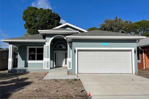 House in Saint Petersburg, Florida 3 bedrooms, 142.23 sq.m. № 1589982 - photo 1