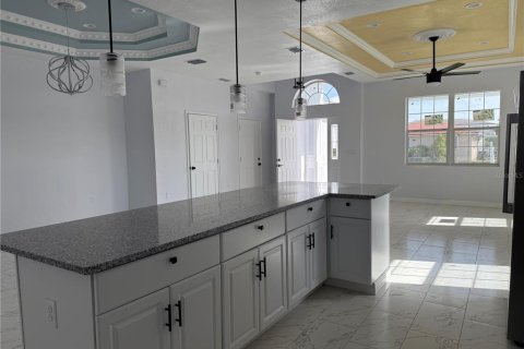 House in Saint Petersburg, Florida 3 bedrooms, 142.23 sq.m. № 1589982 - photo 11