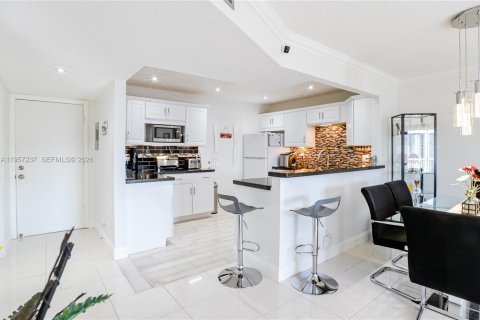 Condo in Lauderhill, Florida, 1 bedroom  № 2023370 - photo 9