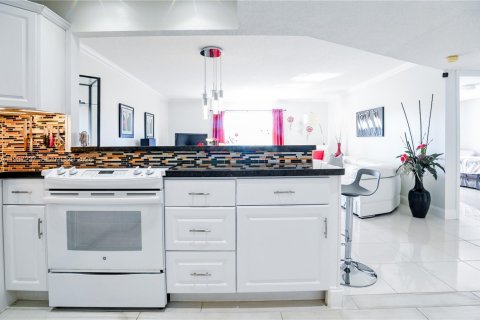Condo in Lauderhill, Florida, 1 bedroom  № 2023370 - photo 7