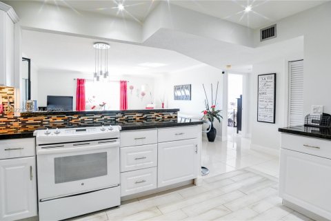 Condo in Lauderhill, Florida, 1 bedroom  № 2023370 - photo 8