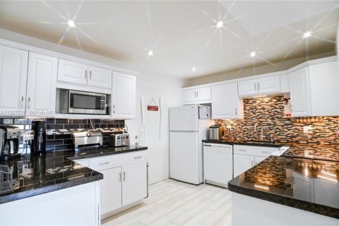 Condo in Lauderhill, Florida, 1 bedroom  № 2023370 - photo 3