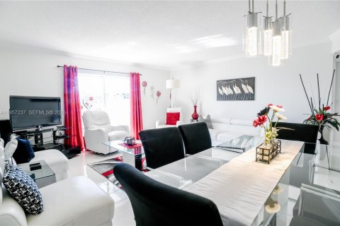 Condo in Lauderhill, Florida, 1 bedroom  № 2023370 - photo 12