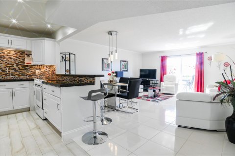 Condo in Lauderhill, Florida, 1 bedroom  № 2023370 - photo 2