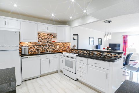 Condo in Lauderhill, Florida, 1 bedroom  № 2023370 - photo 4