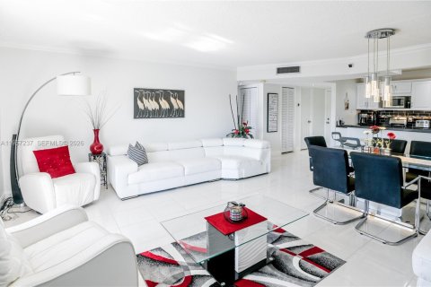 Condo in Lauderhill, Florida, 1 bedroom  № 2023370 - photo 14