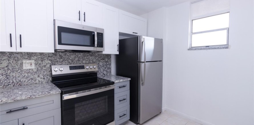 Condominio en North Miami Beach, Florida, 1 dormitorio № 1877763