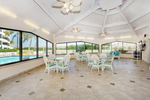 Condo in South Palm Beach, Florida, 2 bedrooms  № 1102229 - photo 1