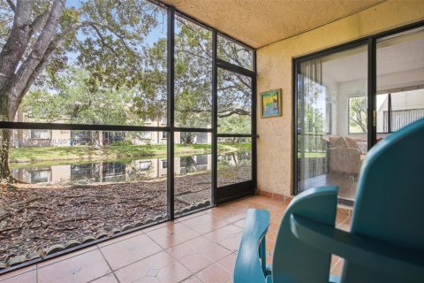 Condo in Weston, Florida, 2 bedrooms № 2076610 - photo 23