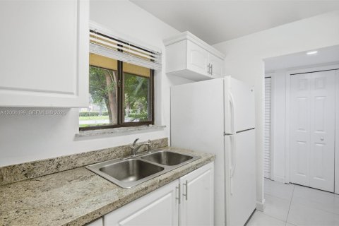 Condo in Weston, Florida, 2 bedrooms № 2076610 - photo 11