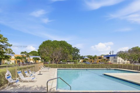 Condo in Weston, Florida, 2 bedrooms № 2076610 - photo 29