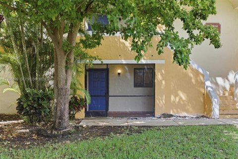 Condo in Weston, Florida, 2 bedrooms № 2076610 - photo 2