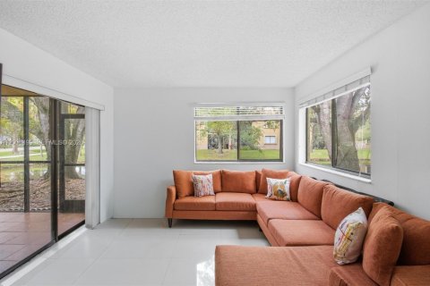 Condo in Weston, Florida, 2 bedrooms № 2076610 - photo 8