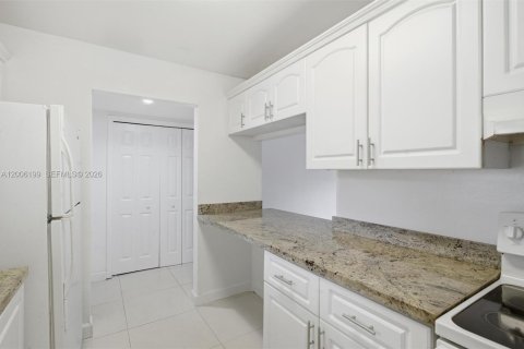 Condo in Weston, Florida, 2 bedrooms № 2076610 - photo 10