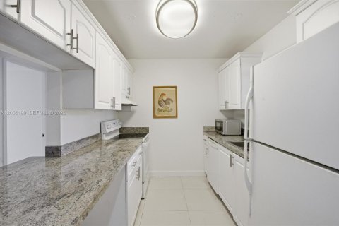 Condo in Weston, Florida, 2 bedrooms № 2076610 - photo 9