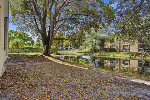 Condo in Weston, Florida, 2 bedrooms № 2076610 - photo 25