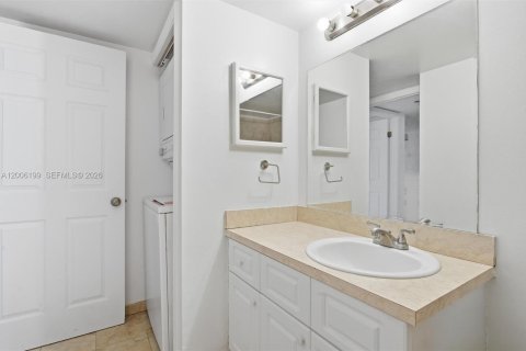 Condo in Weston, Florida, 2 bedrooms № 2076610 - photo 17
