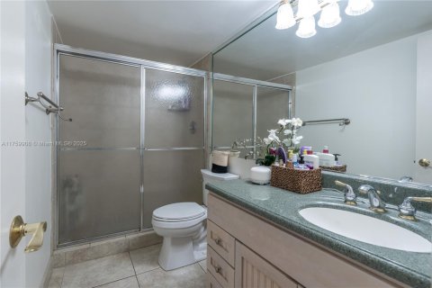 Condo in Hallandale Beach, Florida, 2 bedrooms  № 1691130 - photo 9
