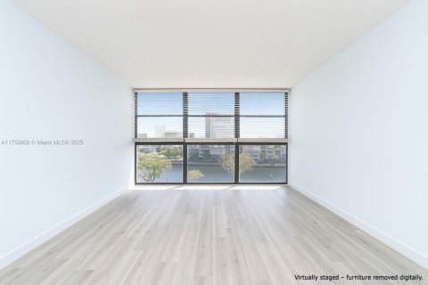 Condo in Hallandale Beach, Florida, 2 bedrooms  № 1691130 - photo 4