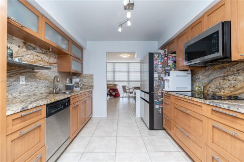 Condo in Hallandale Beach, Florida, 2 bedrooms  № 1691130 - photo 10