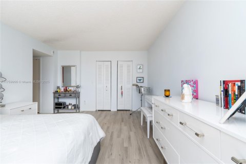 Condo in Hallandale Beach, Florida, 2 bedrooms  № 1691130 - photo 17