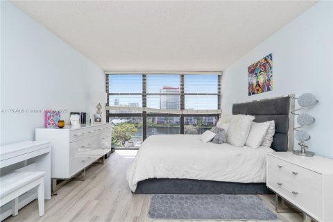 Condo in Hallandale Beach, Florida, 2 bedrooms  № 1691130 - photo 16