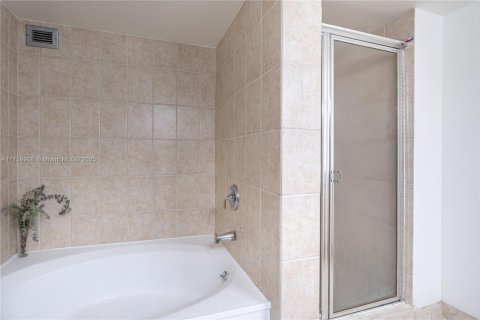 Condo in Hallandale Beach, Florida, 2 bedrooms  № 1691130 - photo 15