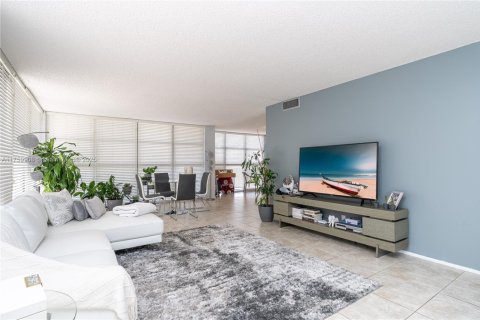 Condo in Hallandale Beach, Florida, 2 bedrooms  № 1691130 - photo 7