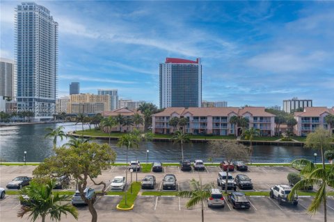 Condo in Hallandale Beach, Florida, 2 bedrooms  № 1691130 - photo 19