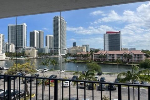 Condo in Hallandale Beach, Florida, 2 bedrooms  № 1691130 - photo 18