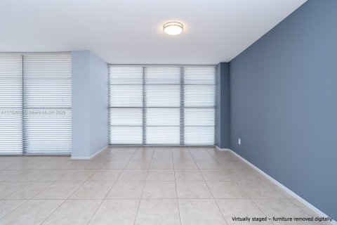 Condo in Hallandale Beach, Florida, 2 bedrooms  № 1691130 - photo 3