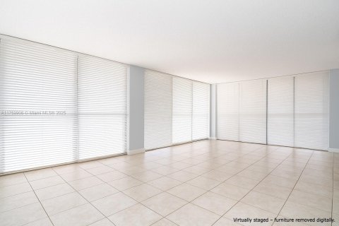 Condo in Hallandale Beach, Florida, 2 bedrooms  № 1691130 - photo 2
