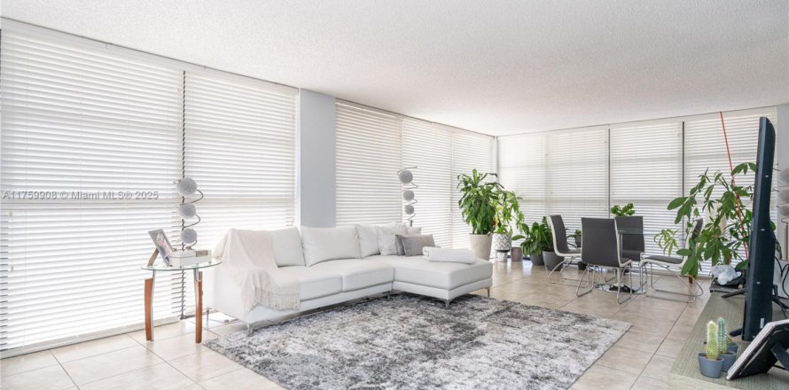 Condo in Hallandale Beach, Florida, 2 bedrooms  № 1691130