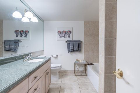 Condo in Hallandale Beach, Florida, 2 bedrooms  № 1691130 - photo 13