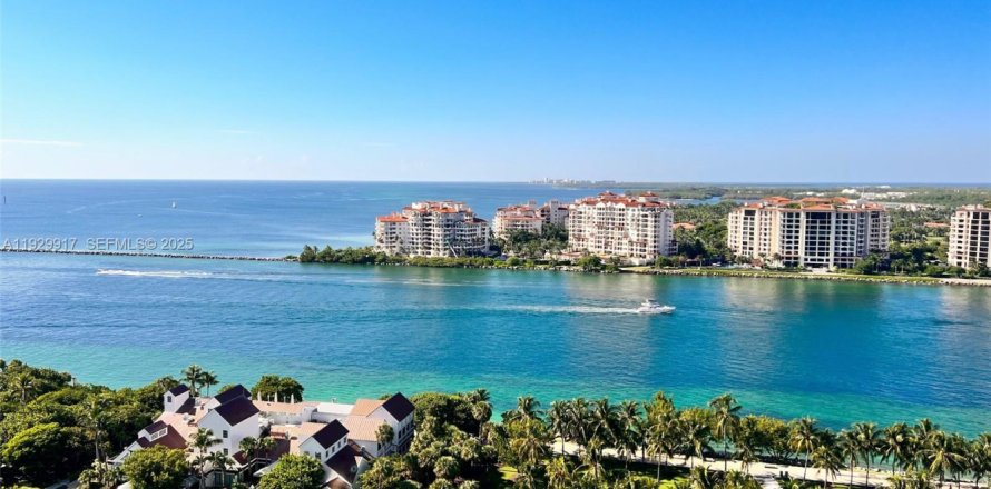 Condominio en Miami Beach, Florida, 2 dormitorios  № 1994345