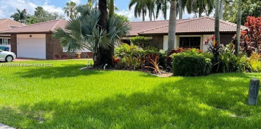 House in Hialeah, Florida 5 bedrooms, 291.16 sq.m. № 1891182