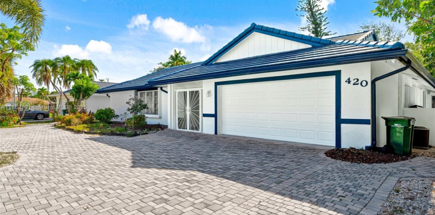 House in Marco Island, Florida 3 bedrooms, 194.63 sq.m. № 1890702