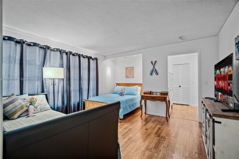 House in Marco Island, Florida 3 bedrooms, 194.63 sq.m. № 1890702 - photo 9