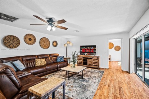 House in Marco Island, Florida 3 bedrooms, 194.63 sq.m. № 1890702 - photo 3