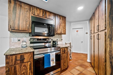 House in Marco Island, Florida 3 bedrooms, 194.63 sq.m. № 1890702 - photo 23