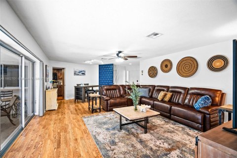 House in Marco Island, Florida 3 bedrooms, 194.63 sq.m. № 1890702 - photo 4