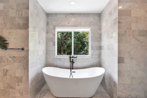 Villa ou maison à louer à Miami, Floride: 5 chambres, 290.6 m2 № 1946408 - photo 30