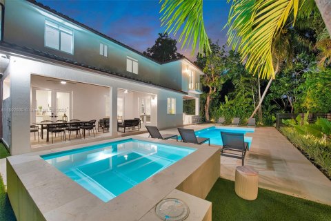 Villa ou maison à louer à Miami, Floride: 5 chambres, 290.6 m2 № 1946408 - photo 1