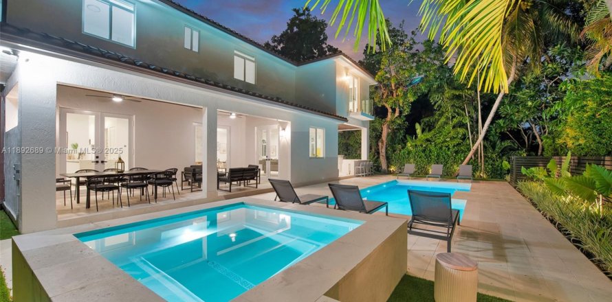 Villa ou maison à Miami, Floride 5 chambres, 290.6 m2 № 1946408