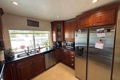 House in Miami, Florida 3 bedrooms, 163.88 sq.m. № 2244056 - photo 5