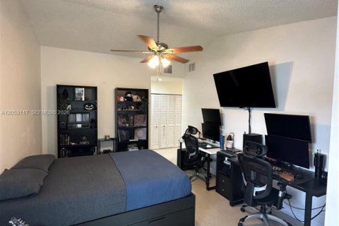 House in Miami, Florida 3 bedrooms, 163.88 sq.m. № 2244056 - photo 21