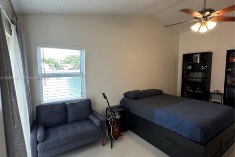 House in Miami, Florida 3 bedrooms, 163.88 sq.m. № 2244056 - photo 24
