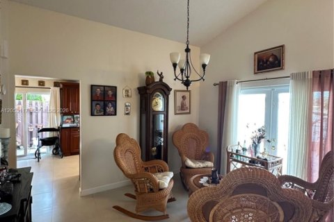 House in Miami, Florida 3 bedrooms, 163.88 sq.m. № 2244056 - photo 12